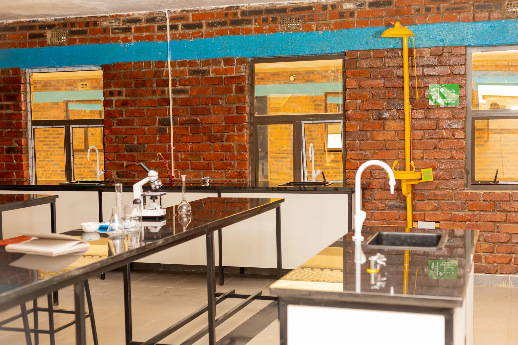 Modern academy laboratory workstations